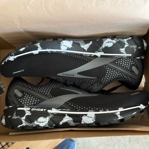 Never been worn Brooks Ghost 14
